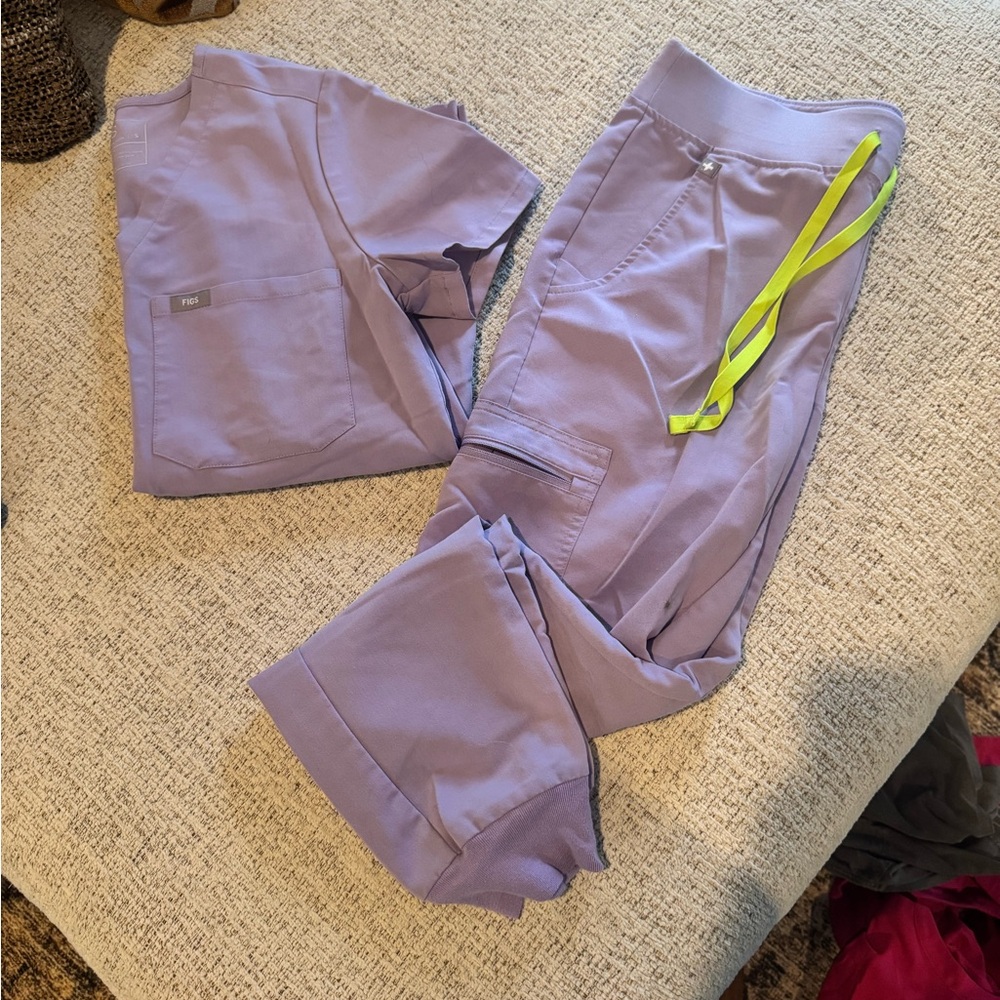 Figs Women’s Lavender Scrub Set